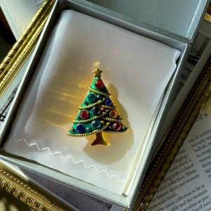 ❌SOLD❌Gift for her.. Vintage Christmas  🎄 tree pin in rhinestones